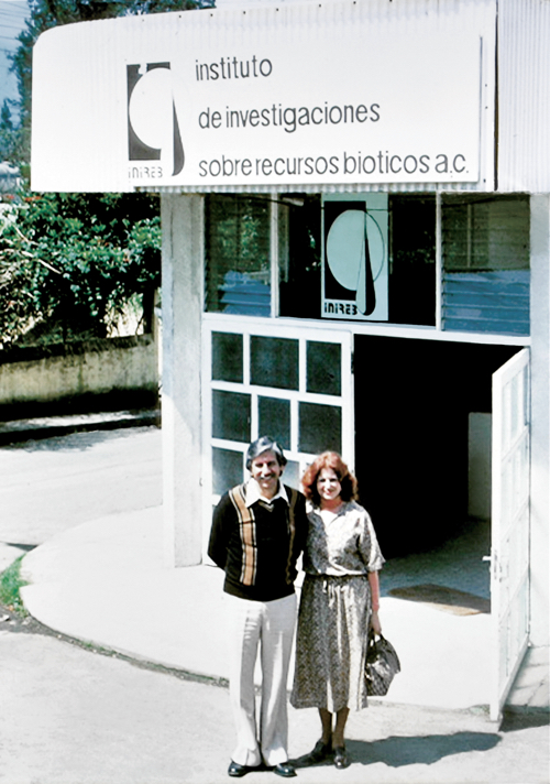 Arturo y Norma en la entrada de la primera oficina del INIREB
